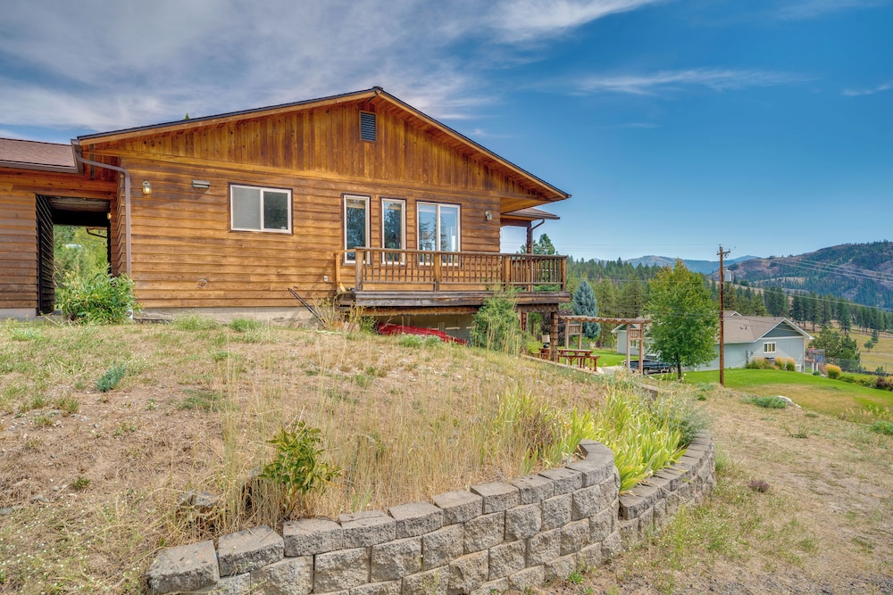 Mtn-view Getaway w/ Spacious Deck in Republic!