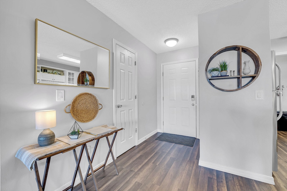 Bright Stylish Condo w/ Balcony