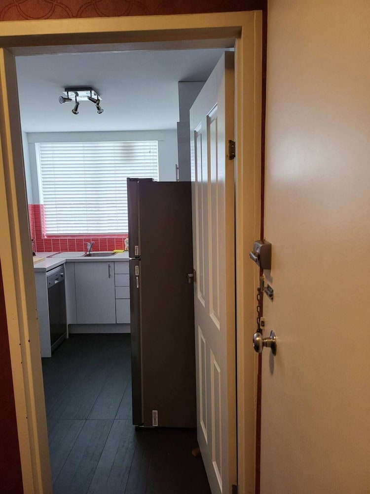 Homely 1 Bedroom Retreat in South Yarra With Balcony view 5