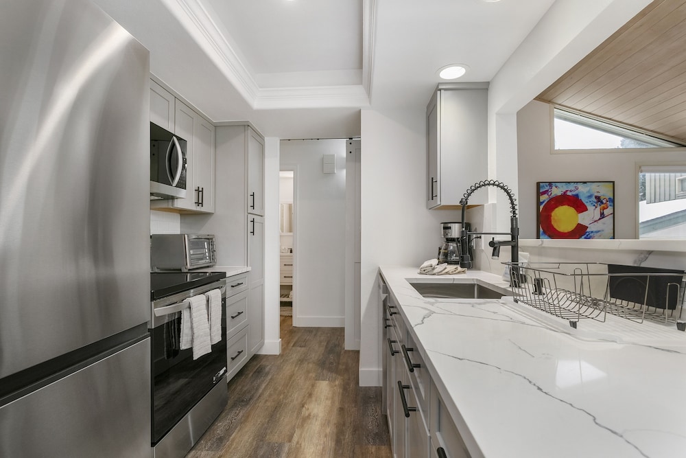 929 Red Sandstone 3 Bedroom Condo