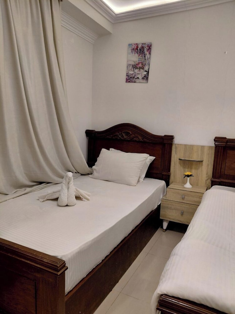 Pearl pyramids Inn
