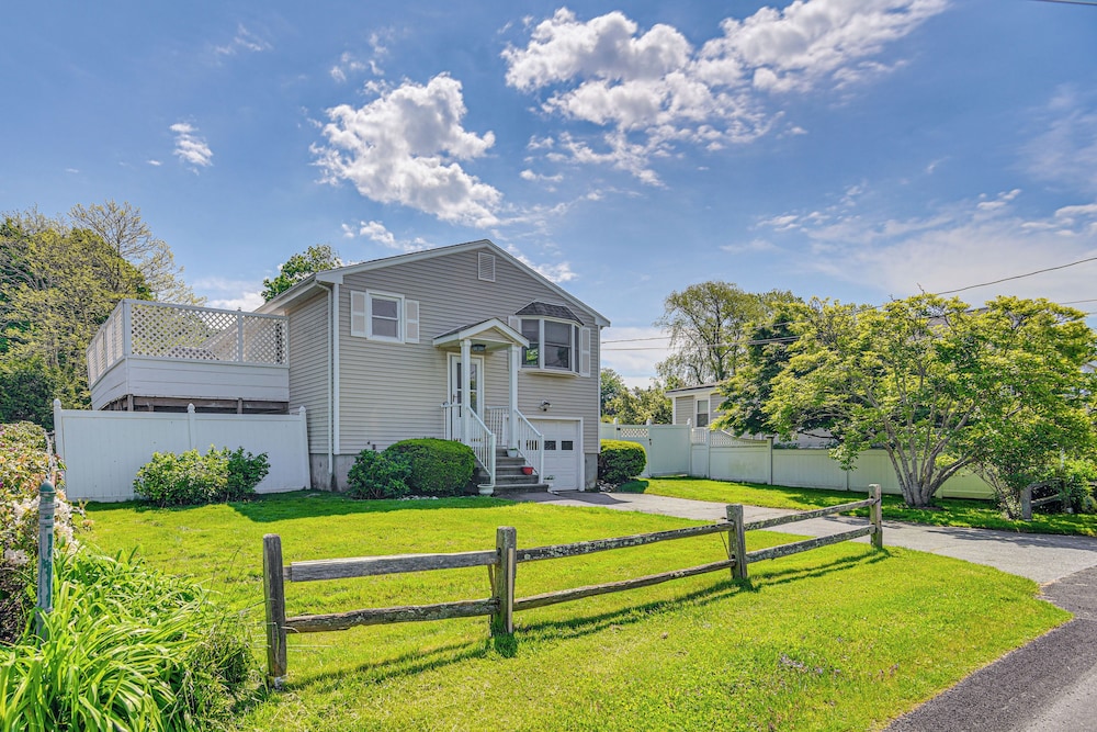 Coastal Home: 1 Mi to Beach, 2 Mi to Dtwn Newport!