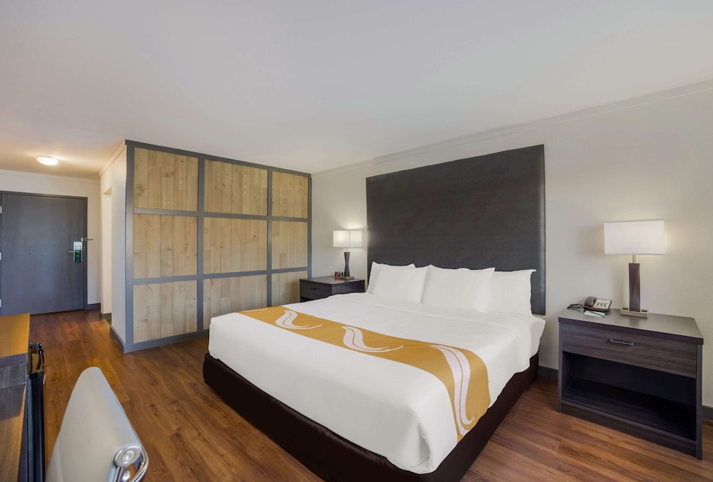 Castle Rock Vacations - Quality Inn  Suites Castle Rock/SW Denver - Property Image 5