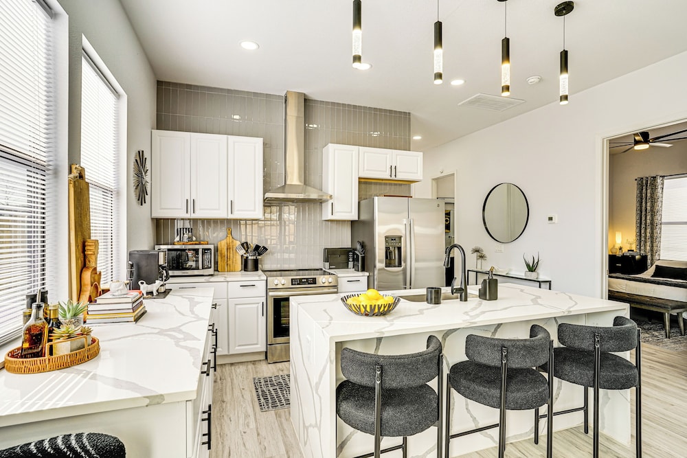Walk to Lake: Modern Pet-friendly Home in Granbury
