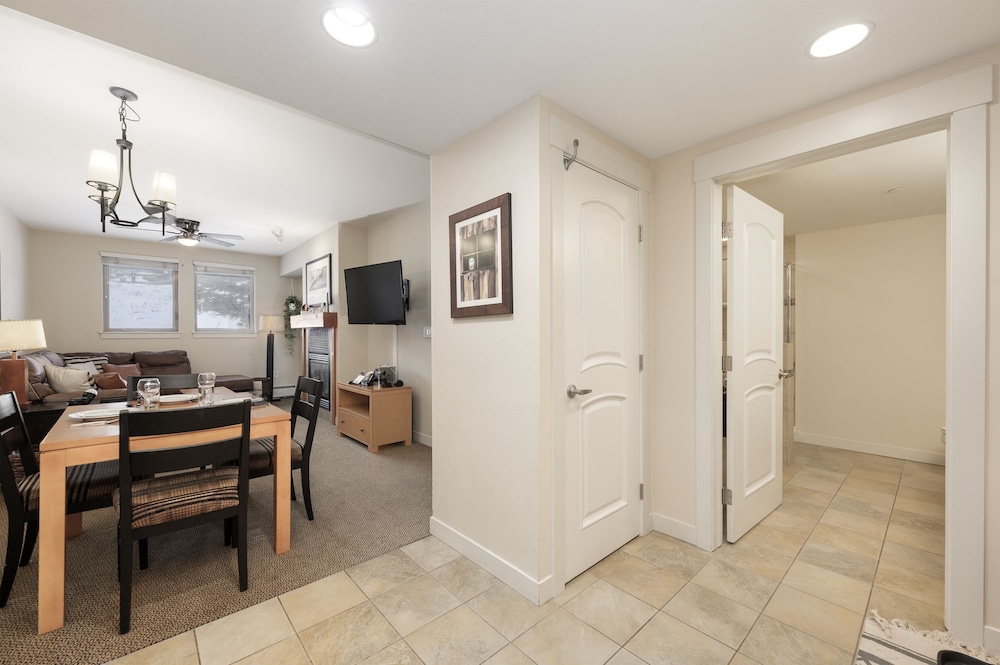 Founders Pointe 1 bedroom Condo by RedAwning