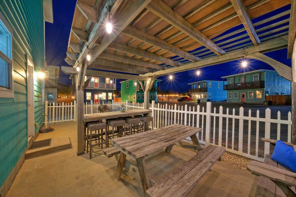 Sleeps 24, 2 Homes 2blocks to the Beach, Pool, Game Room, Patio w/ Outdoor Bar