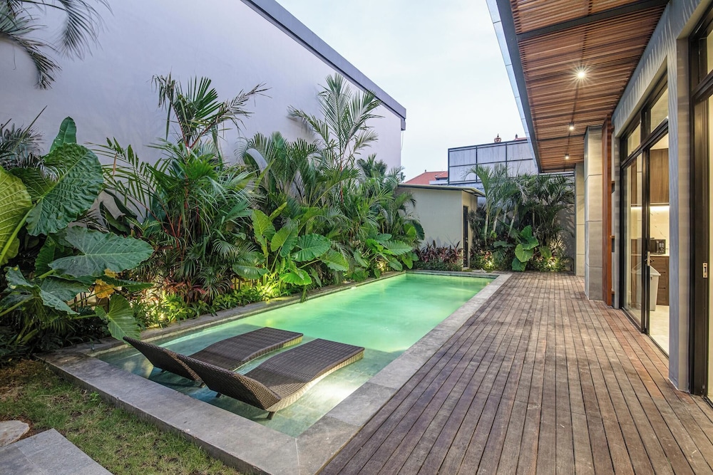 Tropical Elegance 5BR Canggu Villa Near Beach