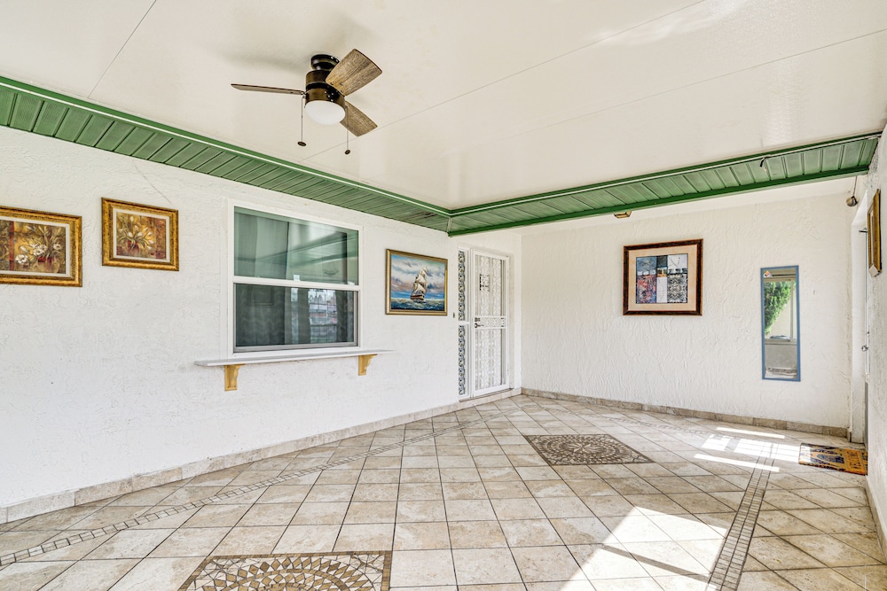6 Mi to Hudson Beach: Port Richey Home w/ Patio!