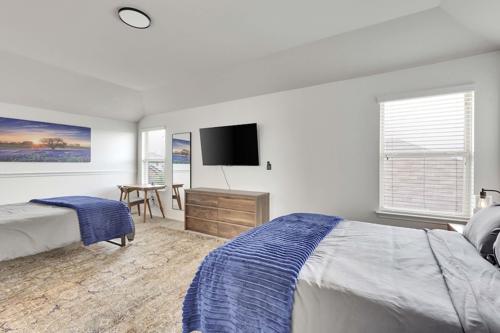 Luxury 4BR 2 5BA Home EV Charger Pool Access