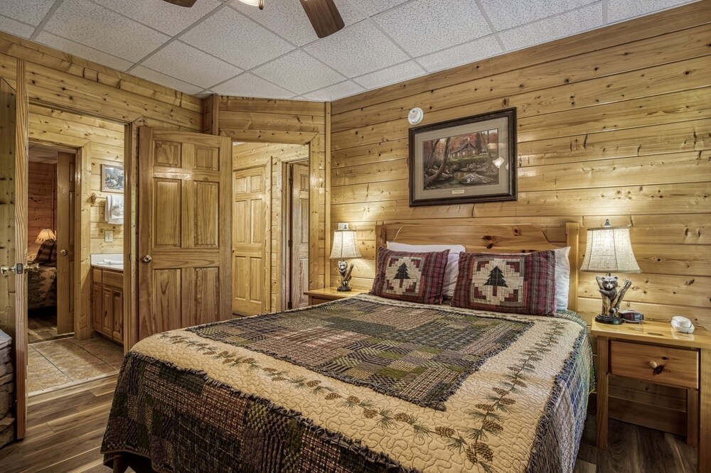 Ern849- Sweet Escape - Great Location! Close To Action! 4 Bedroom Cabin by RedAwning view 4