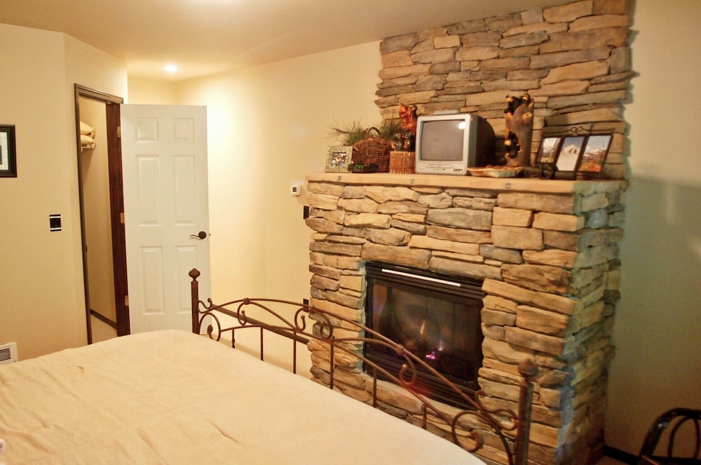 Glacier Springs Cabin 89 Cedar and Log Cabin Close to Skiing and Hiking view 2