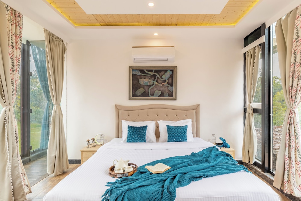 ELIVAAS 3 BHK Handa's Getaway with pool