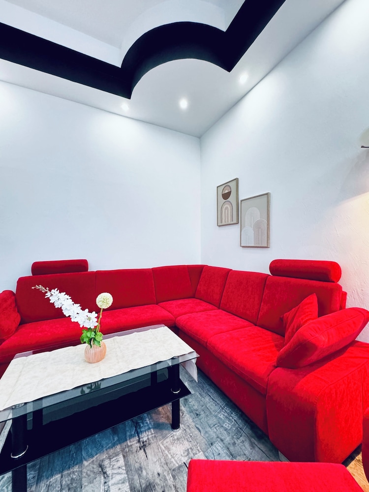 Budget 1BR Apt with Living Room AKH