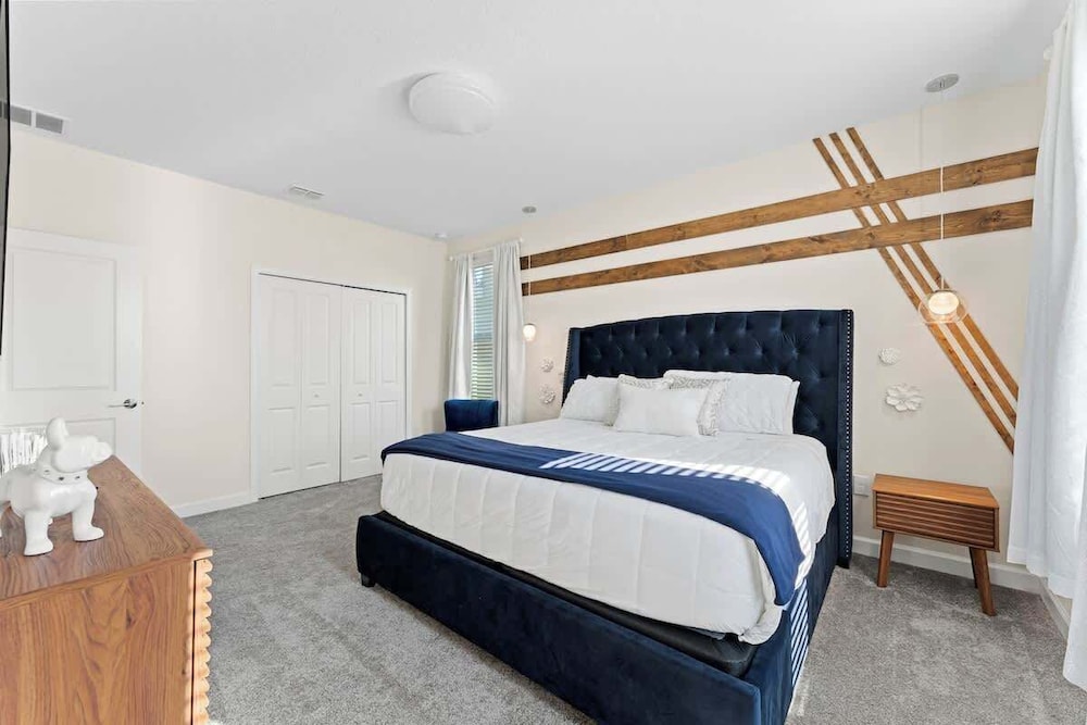 Sophisticated 6BR at Storey Lake