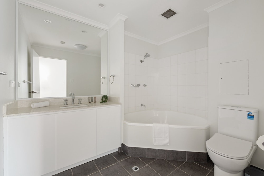 Stylish 2-bed Apartment With Pool in Camperdown