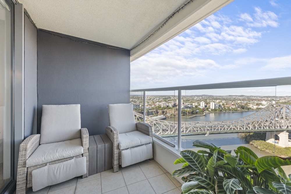 Stylish Brisbane City Stay With Bbq, Pool & Gym