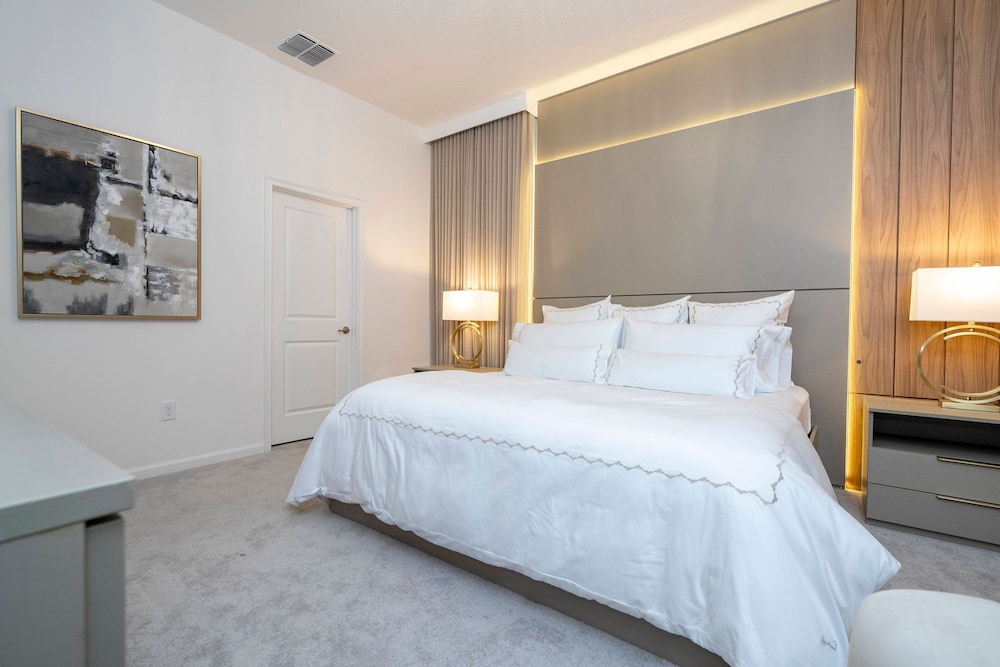 Brand NEW 12bedrooms 12bathroom At Paradiso Grande