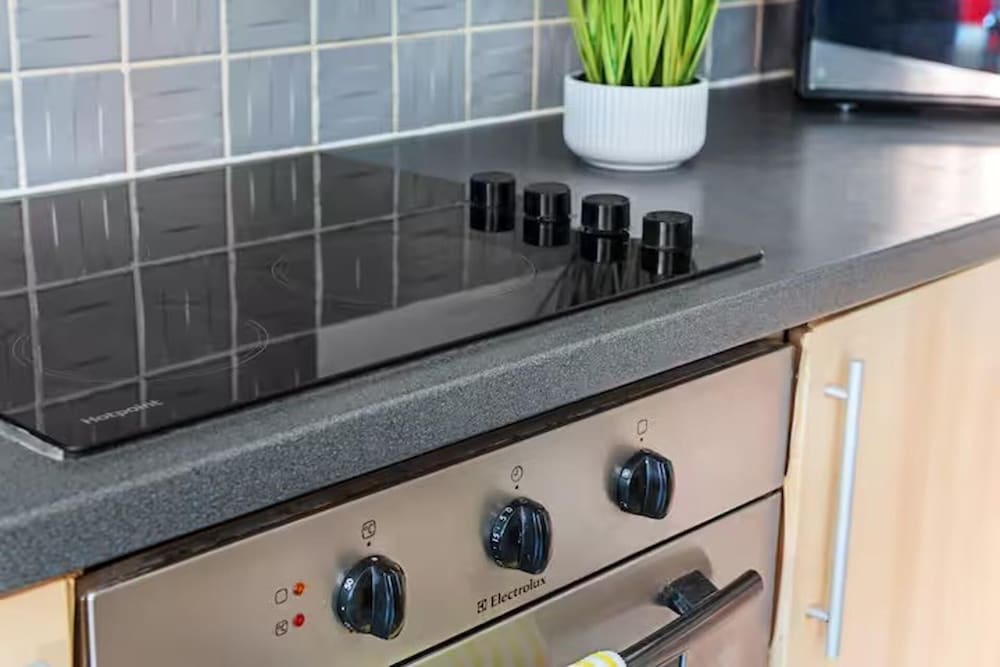 Leicester1br-wifi-modernapt-kitchen-sleeps2