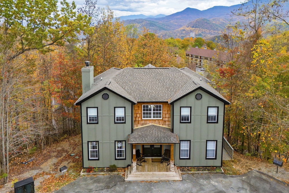 Greene Mountain Lodge by Avantstay Sleeps 22 Hot Tub Game Room Theater