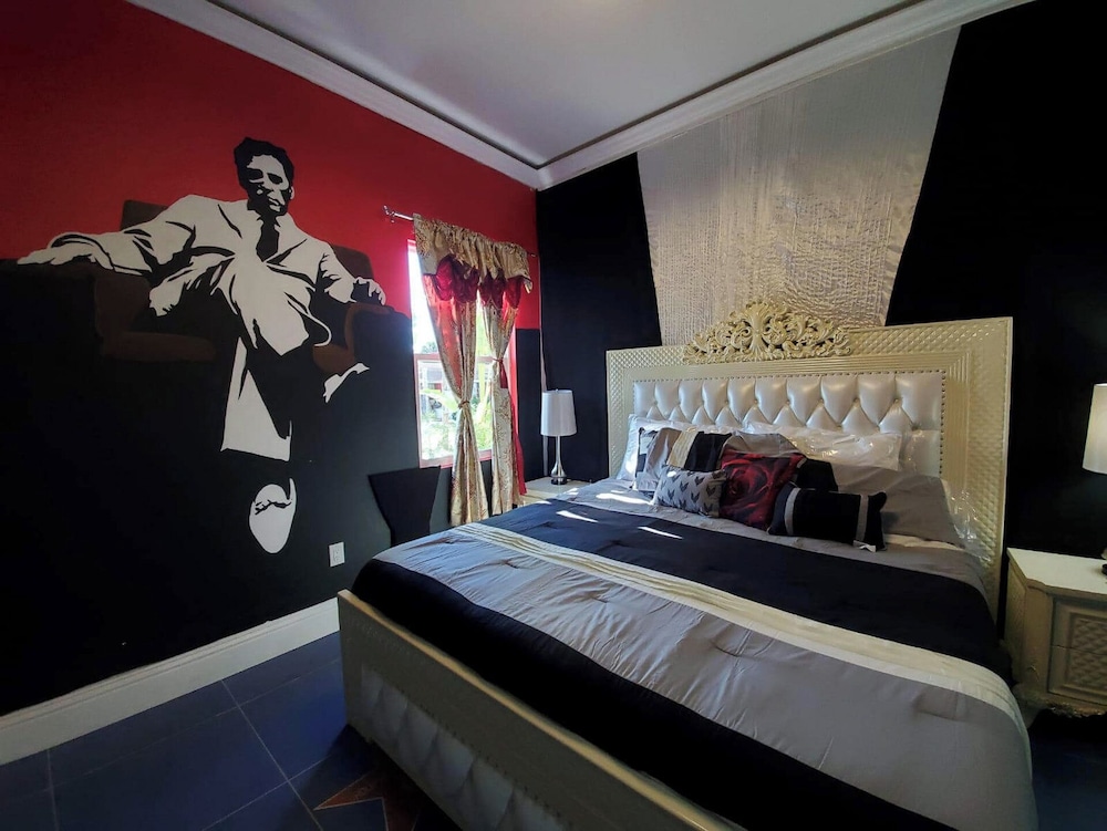 Luxury Mansion w Pool Sleeps 60