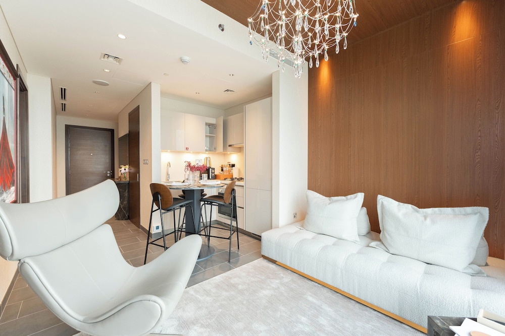 Luxury 1BR High-Floor Retreat