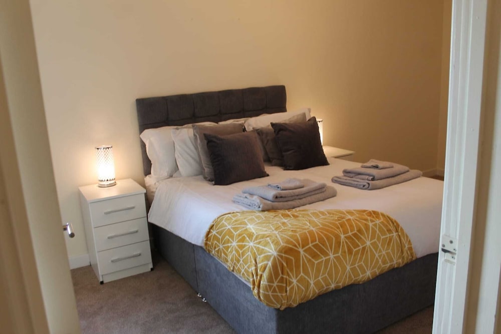 Remarkable 2-bed Apartment in Reading view 4