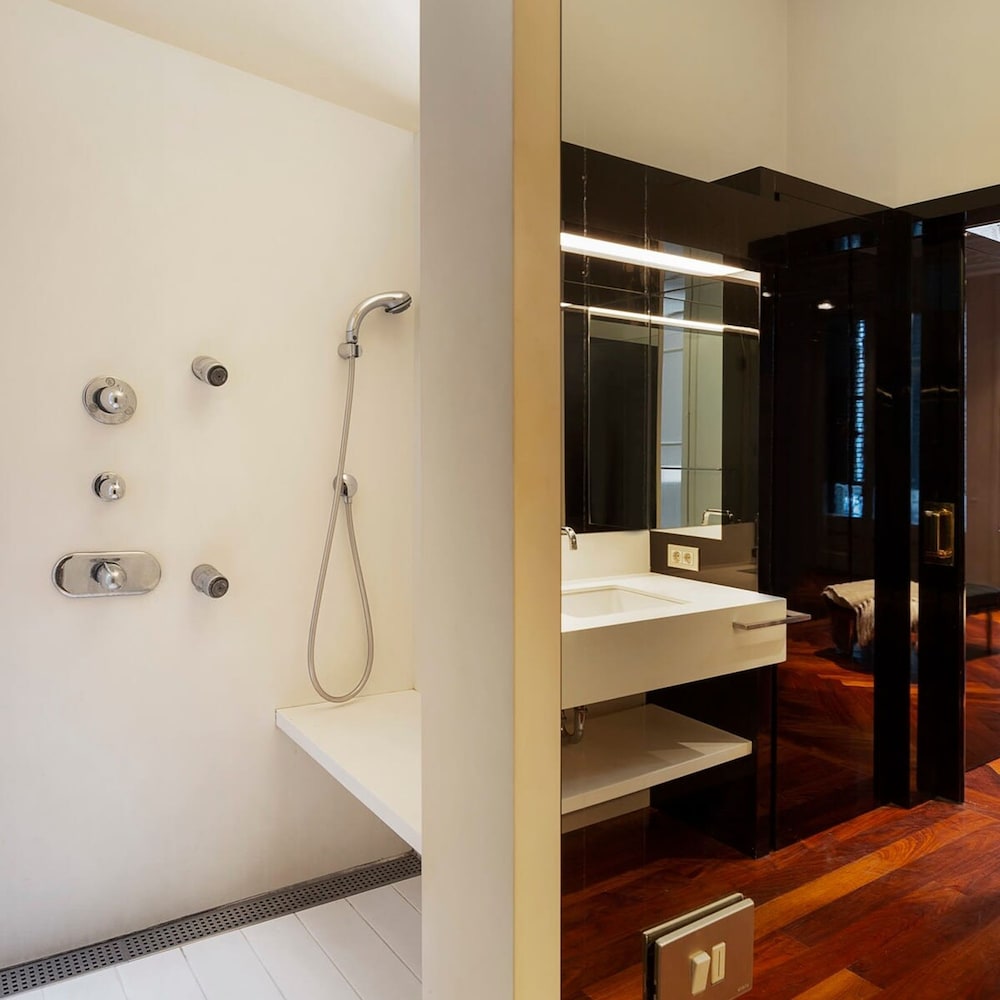 Artist Modernist 3-br Gem Next to Paseo de Gracia