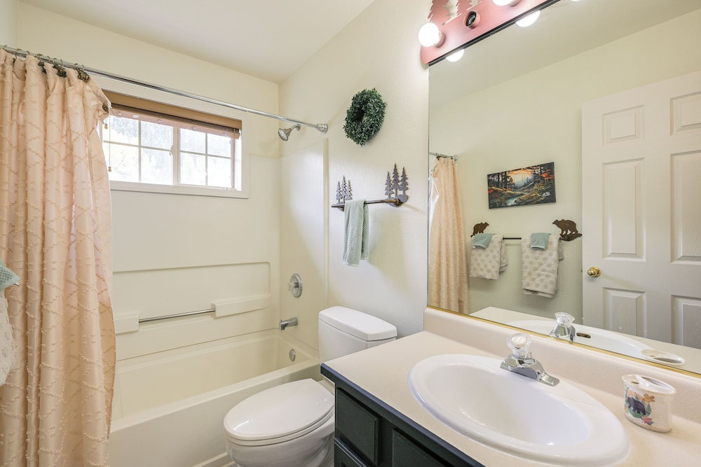 Cozy Home w/ Hot Tub: 7 Mi to Pagosa Hot Springs