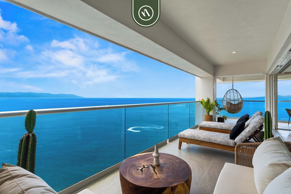Luxury 4 BR Condo Amazing Views - Beach - Pools