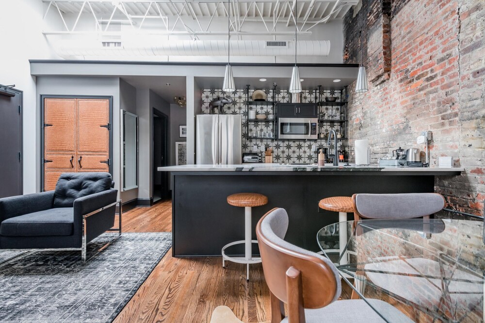 80 LEX 204 Industrial Chic Free Parking