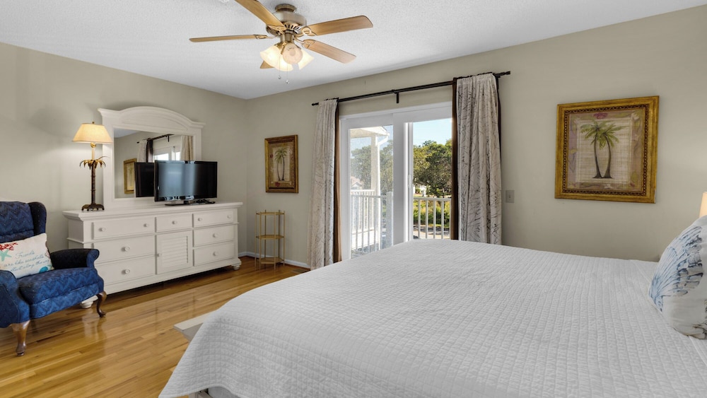 Beachside Retreat With Pools & Local Dining + Free Attraction Tickets!