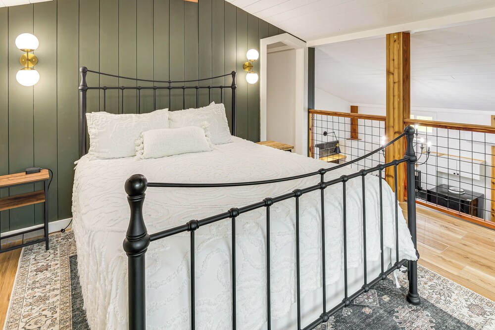 Luxe Stable Suite: Farm Stay in Lebanon!