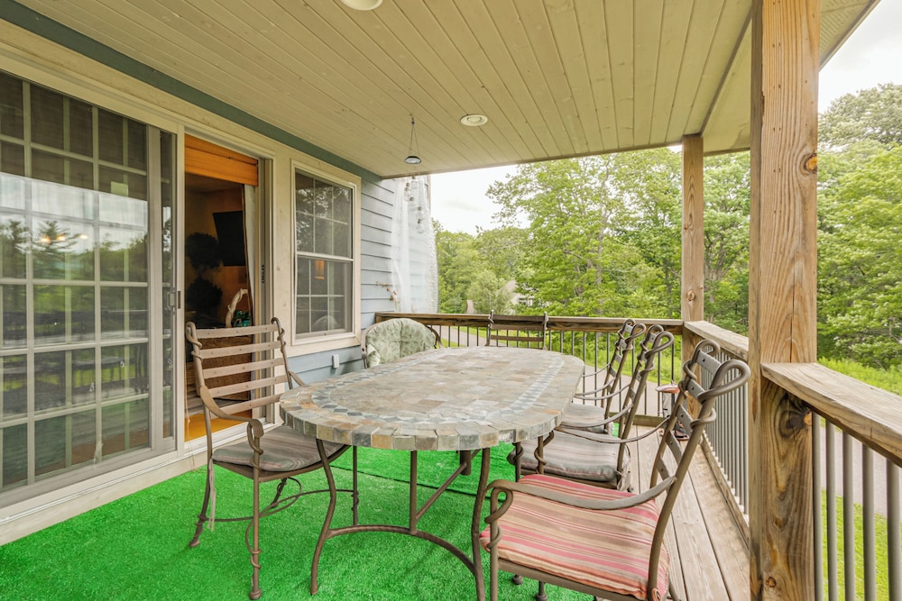 1 Mi to Wisp Resort: Hot Tub Haven in Mchenry!