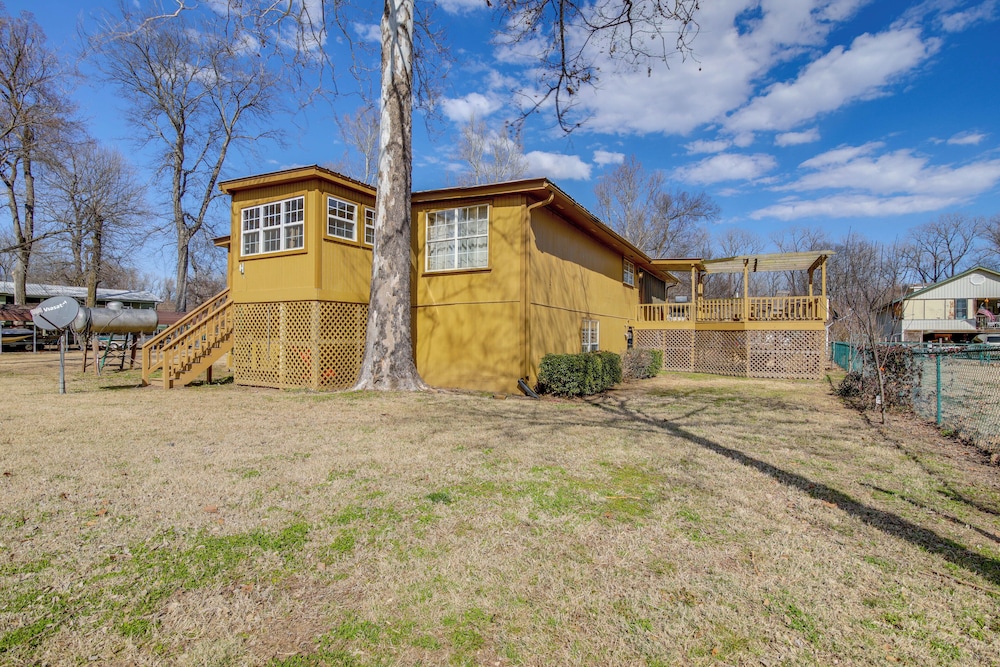 Deck & Fire Pit! Cabin Half-mi to Tunica Lake