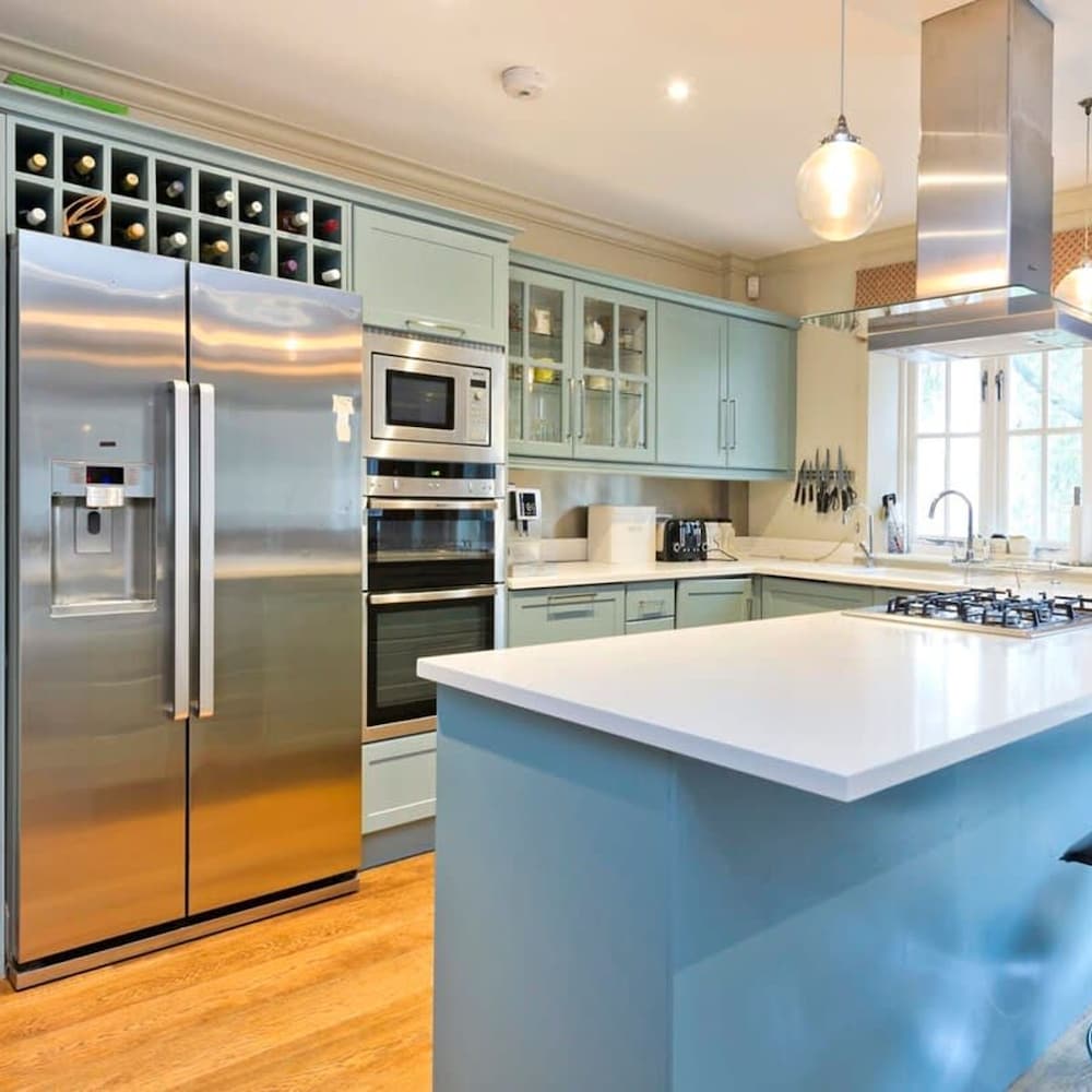 Delightful 3-bed Family Home Bayswater
