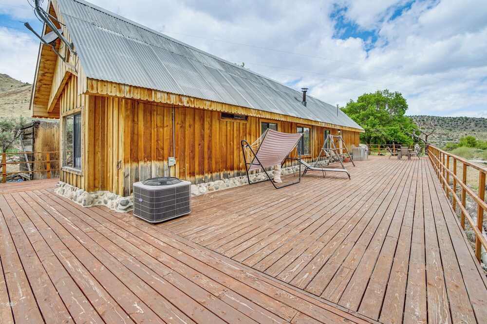 Creekside Cabin w/ Deck & Views in Panguitch!