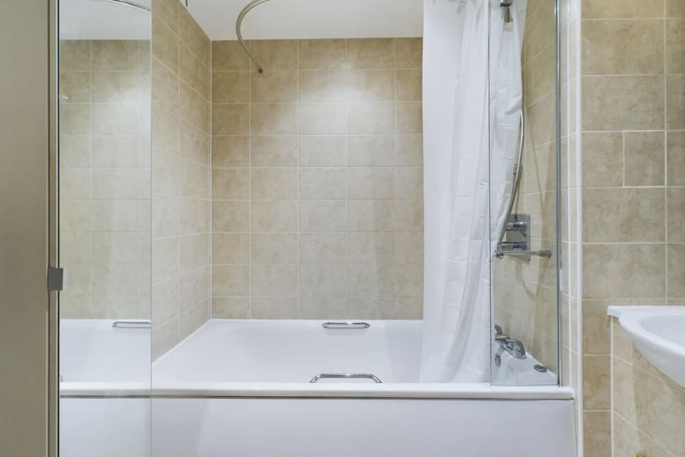 The Queensland Sanctuary - Trendy 2bdr Flat With Terrace