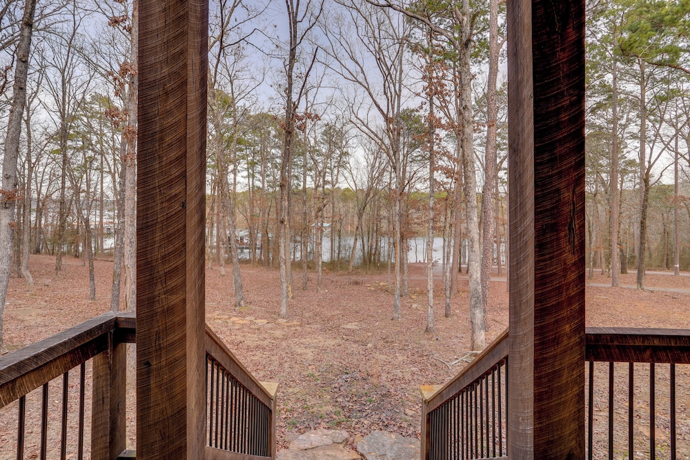 Greers Ferry Lake Access & Deck: Group Getaway!