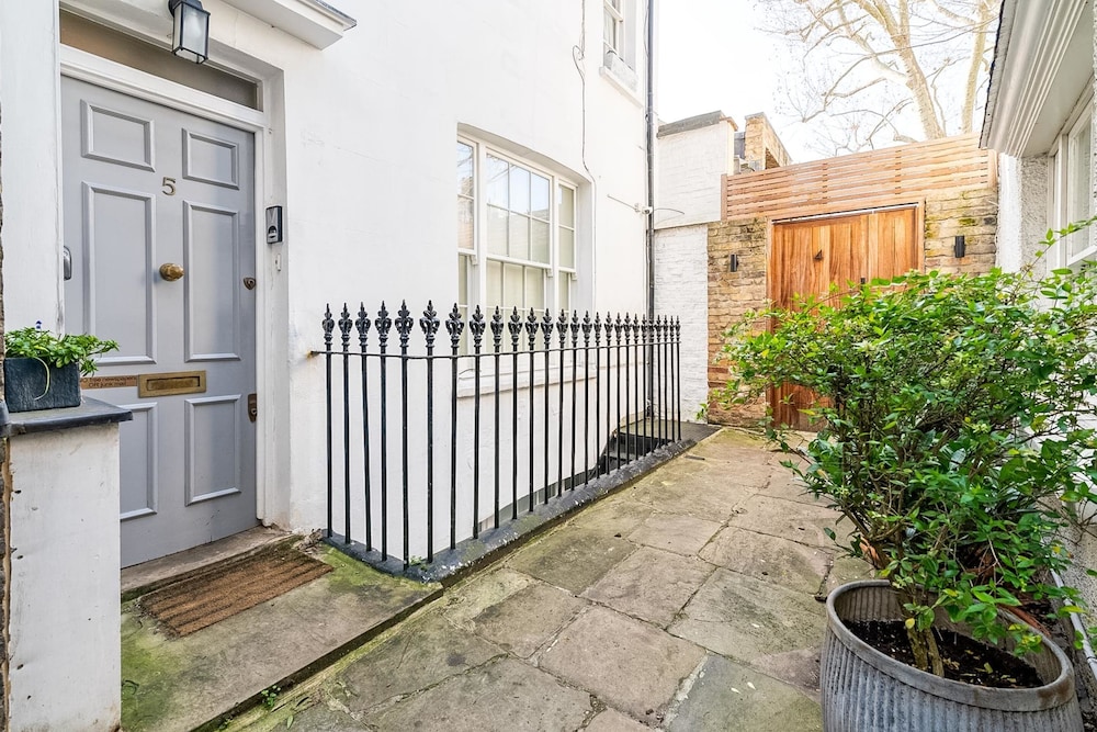Cozy and Spacious Kensington Maisonette