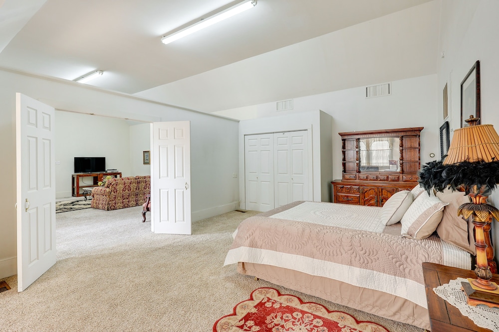 Paris Vacations - Paris Vacation Rental  15 Mi to Mount Magazine! - Property Image 13