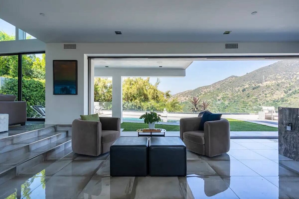 Troy Dr - Sleek & Modern Hollywood Hills Home With Stunning Views