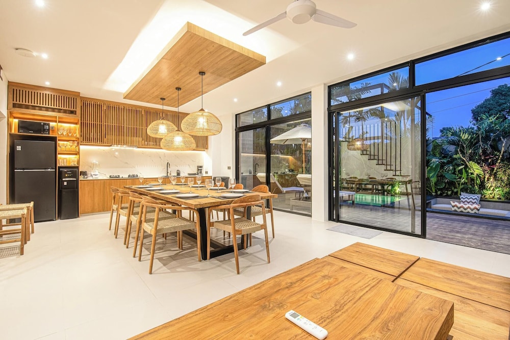 Luxury 5BR Retreat, 400m From Café Del Mar Shore