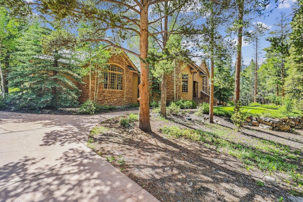 Gold King Retreat 6 Bedroom Home by RedAwning