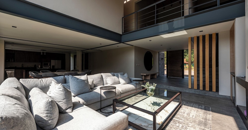 Casa Cundi-Contemporary Living in Nature