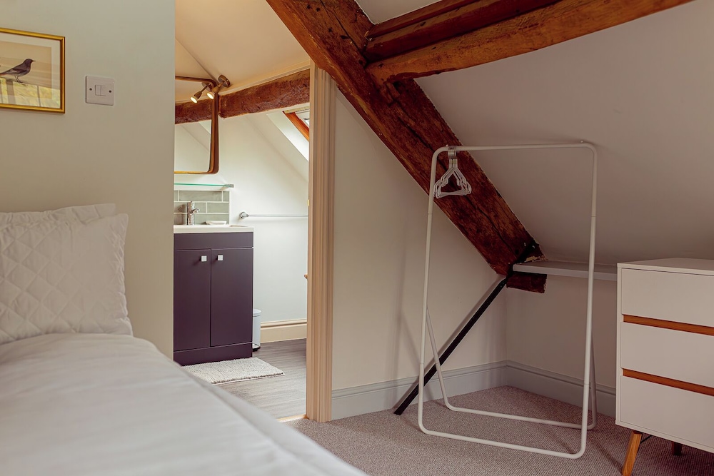 Mill House Cottage Star Stay on Cotswold view 4