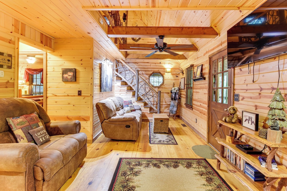 5 Mi to Unicoi State Park & Lake: Hot Tub Haven!