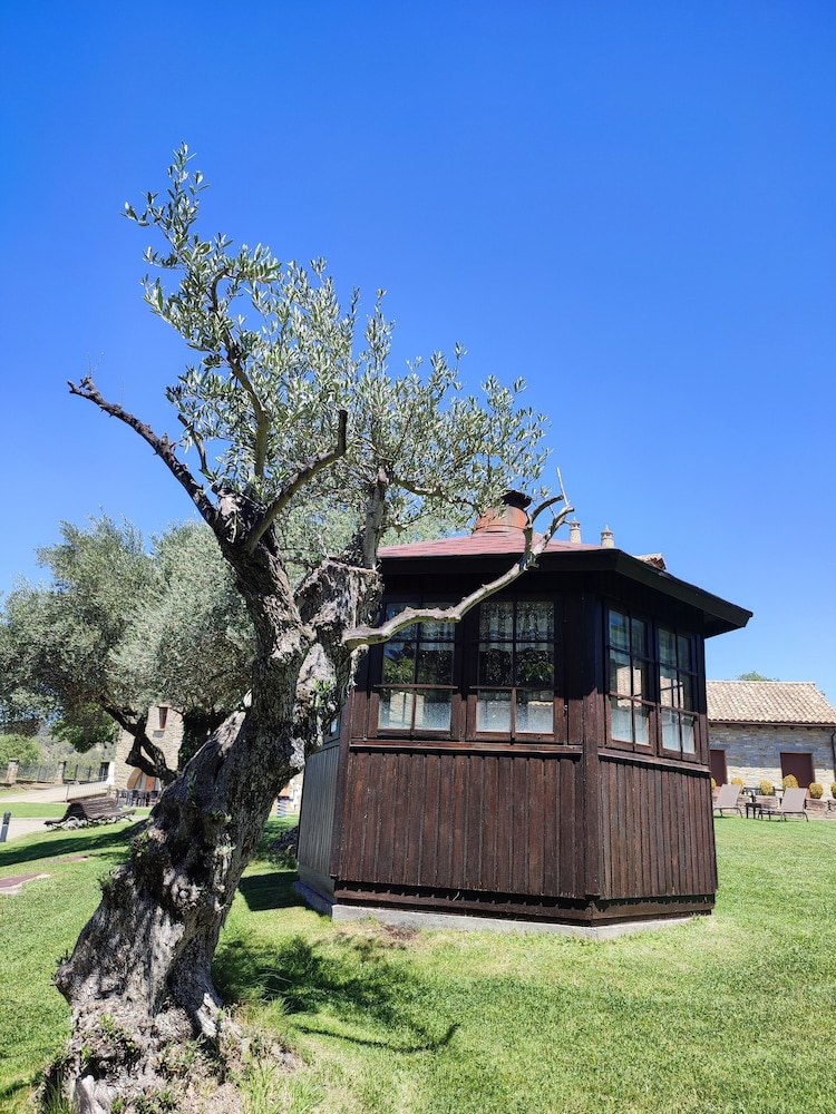 Casas Pirineo Aínsa: Historic Palace & Garden