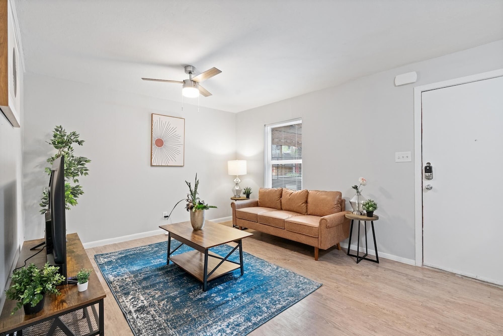 Modern 2BR Near UT Hyde Park Evonify