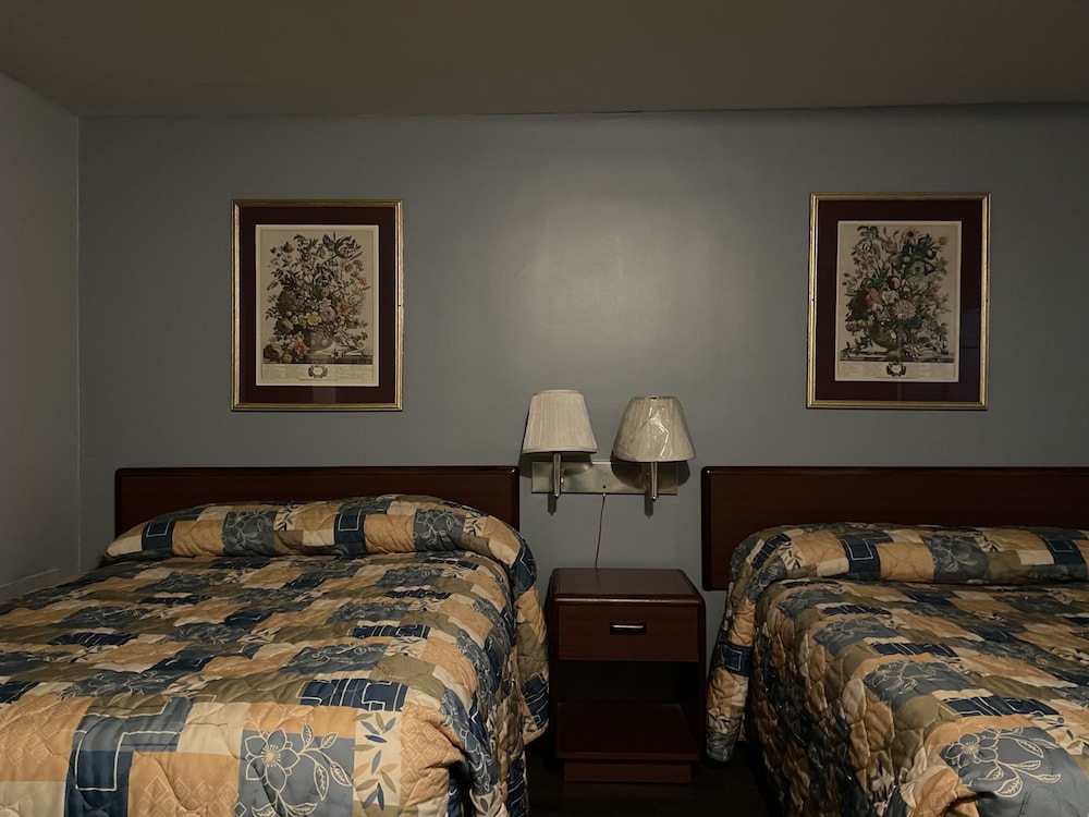 Budget Host Three Crowns Motor Lodge