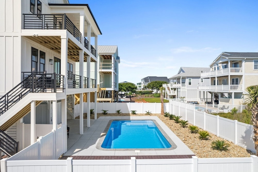 1040 Break / 1040 Ocean Blvd West 4 Bedroom Home by RedAwning